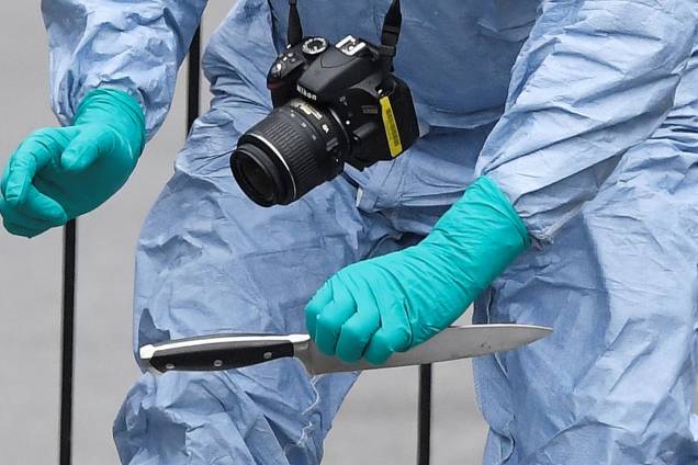 Investigador forense recupera uma faca após um homem ter sido preso em Whitehall em Westminster, no centro de Londres - 27/04/2017 Investigador forense recupera uma faca após um homem ter sido preso em Whitehall em Westminster, no centro de Londres - 27/04/2017