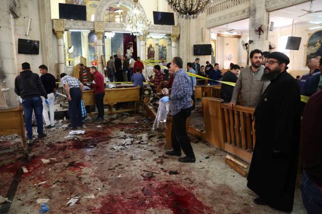 Marcas de sangue são vistas no chão da igreja copta Mar Girgis, na cidade de Tanta, ao norte do Cairo, no Egito após um atentado a bomba que atingiu fiéis que celebravam o Domingo de Ramos no local - 09/04/2017 Marcas de sangue são vistas no chão da igreja copta Mar Girgis, na cidade de Tanta, ao norte do Cairo, no Egito após um atentado a bomba que atingiu fiéis que celebravam o Domingo de Ramos no local - 09/04/2017