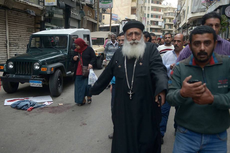 Manchas de sangue são vistas em uma rua perto de uma igreja em Alexandria depois que a explosão de uma bomba atingiu fiéis que se reuniam para celebrar o Domingo de Ramos - 09/04/2017