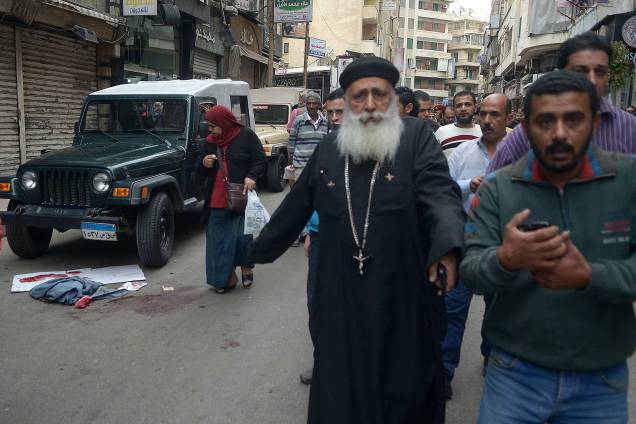 Manchas de sangue são vistas em uma rua perto de uma igreja em Alexandria depois que a explosão de uma bomba atingiu fiéis que se reuniam para celebrar o Domingo de Ramos - 09/04/2017 Manchas de sangue são vistas em uma rua perto de uma igreja em Alexandria depois que a explosão de uma bomba atingiu fiéis que se reuniam para celebrar o Domingo de Ramos - 09/04/2017
