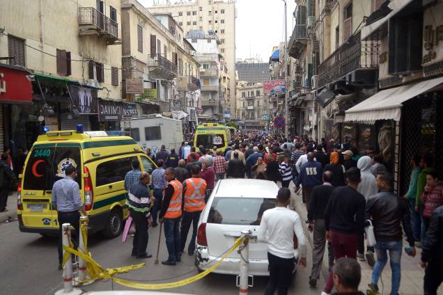 Equipes de resgate trabalham nos arredores de uma igreja em Alexandria depois que a explosão de uma bomba atingiu fiéis que se reuniam para celebrar o Domingo de Ramos - 09/04/2017 Equipes de resgate trabalham nos arredores de uma igreja em Alexandria depois que a explosão de uma bomba atingiu fiéis que se reuniam para celebrar o Domingo de Ramos - 09/04/2017