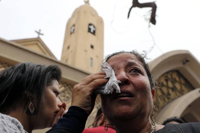 Parente de uma das vítimas reage após a explosão de uma bomba em uma igreja durante a celebração do Domingo de Ramos em Tanta, no Egito - 09/04/2017 Parente de uma das vítimas reage após a explosão de uma bomba em uma igreja durante a celebração do Domingo de Ramos em Tanta, no Egito - 09/04/2017