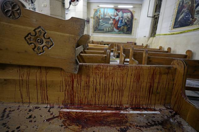 Marcas de sangue são vistas sobre os bancos da igreja copta Mar Girgis, na cidade de Tanta, ao norte do Cairo, no Egito após um atentado a bomba que atingiu fiéis que celebravam o Domingo de Ramos no local - 09/04/2017 Marcas de sangue são vistas sobre os bancos da igreja copta Mar Girgis, na cidade de Tanta, ao norte do Cairo, no Egito após um atentado a bomba que atingiu fiéis que celebravam o Domingo de Ramos no local - 09/04/2017