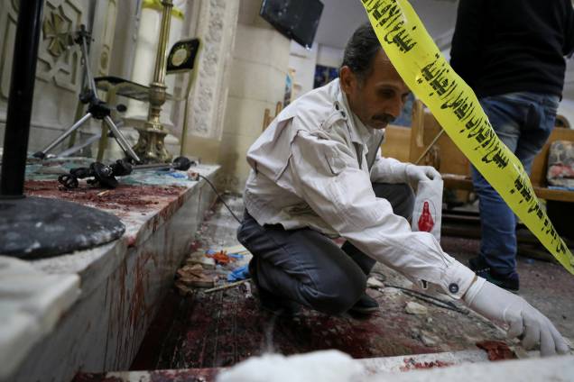Equipe forense inspeciona o local de uma explosão ocorrida em uma igreja copta durante celebração do Domingo de Ramos, em Tanta, no Egito - 09/04/2017 Equipe forense inspeciona o local de uma explosão ocorrida em uma igreja copta durante celebração do Domingo de Ramos, em Tanta, no Egito - 09/04/2017
