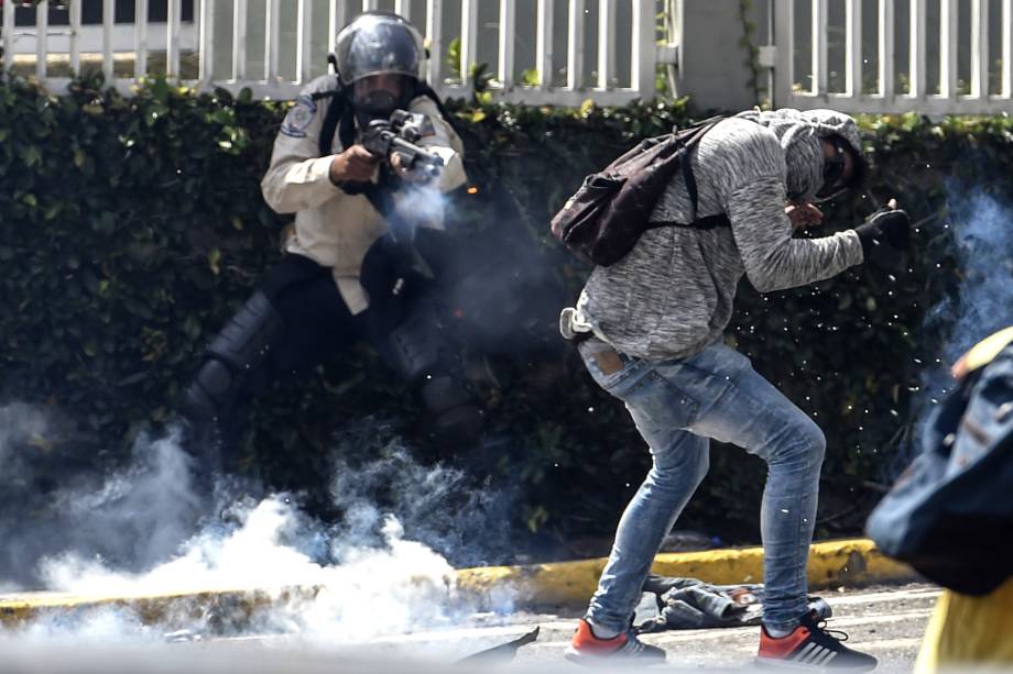 Manifestantes entram em confronto com a polícia durante ato contra o governo de Nicolás Maduro em Caracas, na Venezuela - 08/04/2017