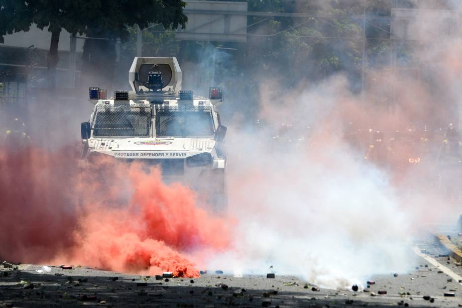 Manifestantes entram em confronto com a polícia durante ato contra o governo de Nicolás Maduro em Caracas, na Venezuela - 08/04/2017