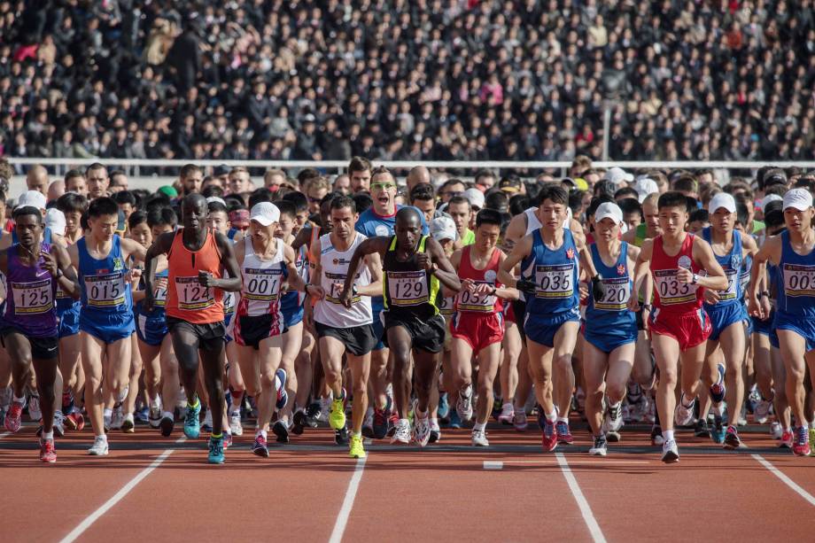 Largada da maratona anual de Pyongyang no Estádio  Kim Il-Sung, na Coreia do Norte - 09/04/2017