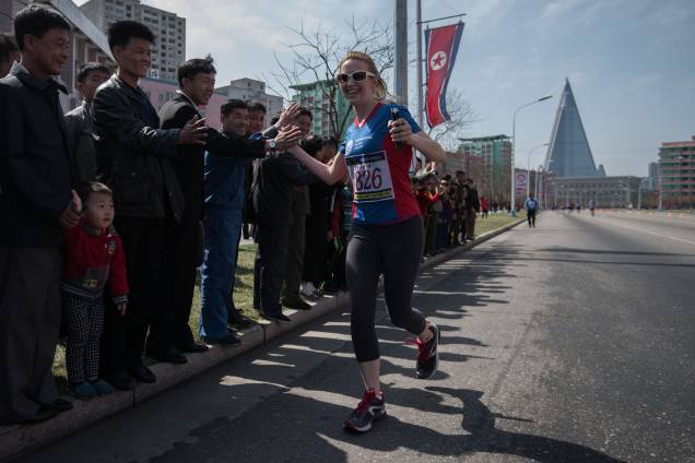 Competidores saúdam espectadores durante a maratona de Pyongyang, na Coreia do Norte - 09/04/2017 Competidores saúdam espectadores durante a maratona de Pyongyang, na Coreia do Norte - 09/04/2017