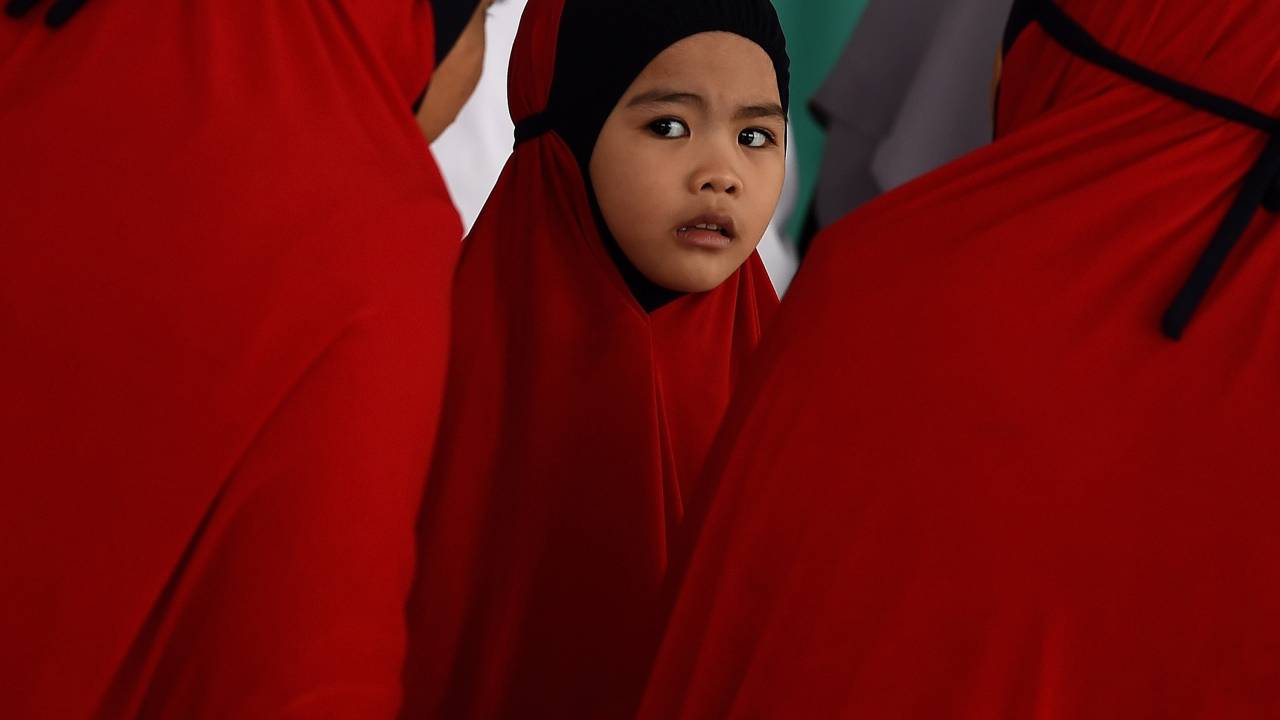 Jovem malaia em uma mesquita em Kuala Lumpur na Malásia