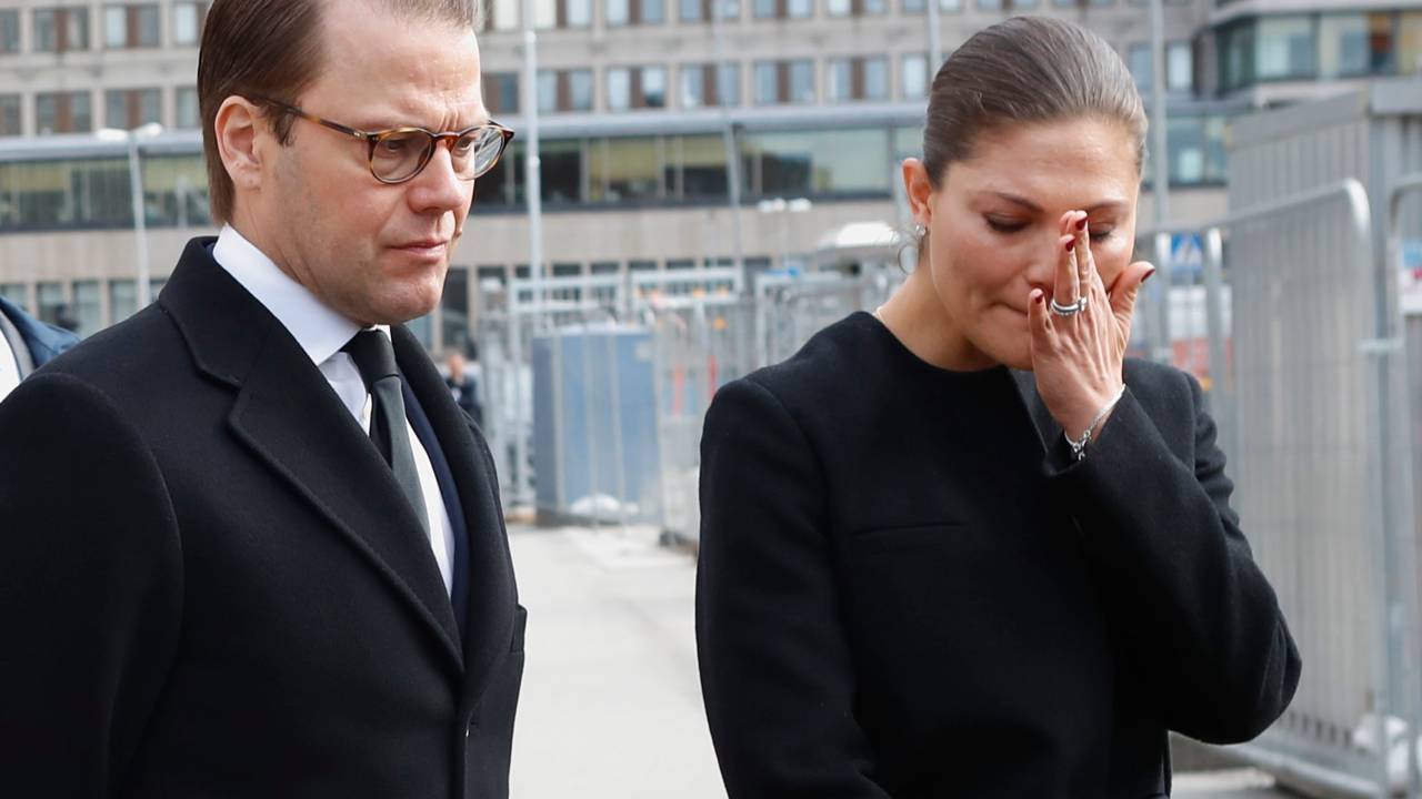 Princesa Victoria da Suécia se emociona em visita ao local do atentado em Estocolmo