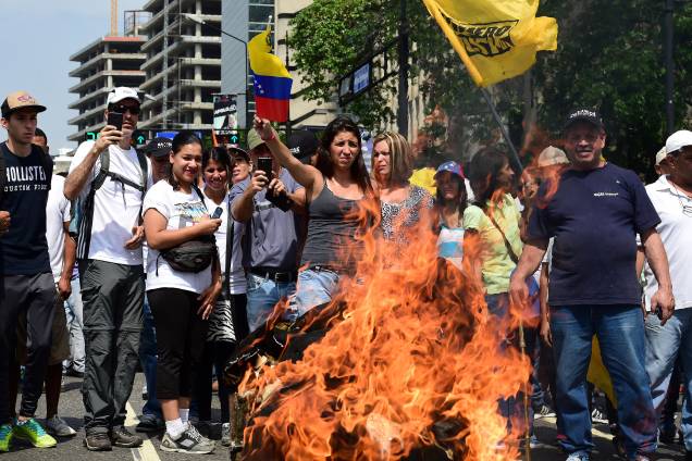 Manifestantes queimam um boneco representando o presidente venezuelano Nicolás Maduro durante um protesto de opositores em Caracas - 19/04/2017 Manifestantes queimam um boneco representando o presidente venezuelano Nicolás Maduro durante um protesto de opositores em Caracas - 19/04/2017
