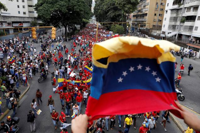 Apoiadores do presidente da Venezuela, Nicolás Maduro, marcham em resposta aos opositores no centro de Caracas - 19/04/2017 Apoiadores do presidente da Venezuela, Nicolás Maduro, marcham em resposta aos opositores no centro de Caracas - 19/04/2017