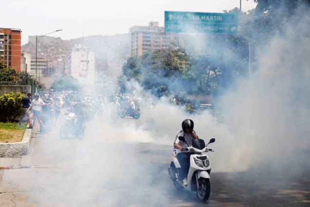 Manifestantes entram em confronto com a polícia durante a 'mãe de todas as marchas' contra o presidente da Venezuela, Nicolás Maduro, em Caracas - 19/04/2017 Manifestantes entram em confronto com a polícia durante a 'mãe de todas as marchas' contra o presidente da Venezuela, Nicolás Maduro, em Caracas - 19/04/2017