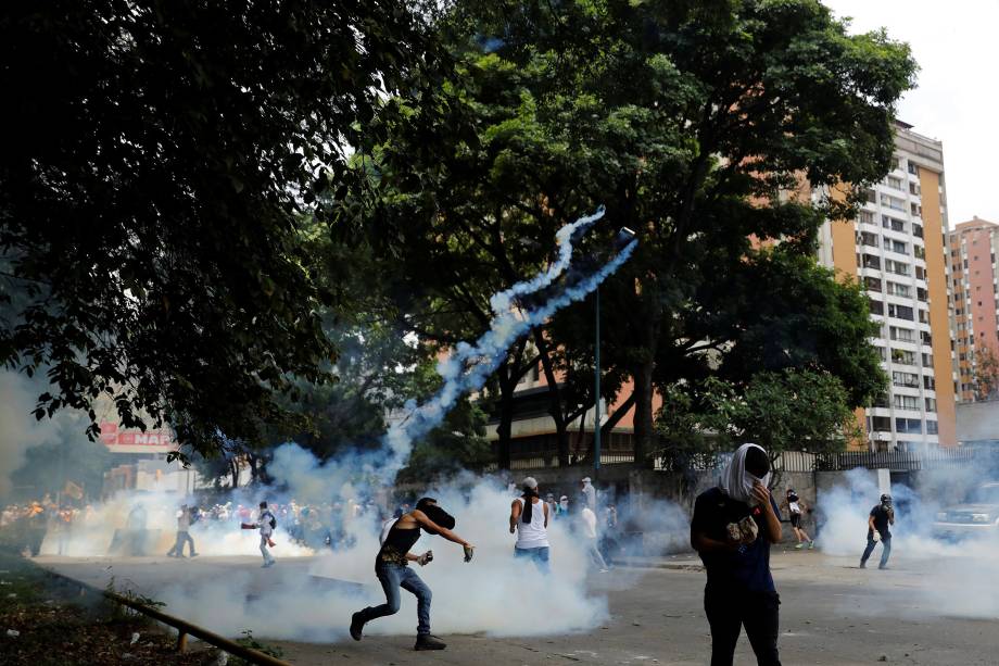 Manifestantes entram em confronto com a polícia durante a 'mãe de todas as marchas' contra o presidente da Venezuela, Nicolás Maduro, em Caracas - 19/04/2017