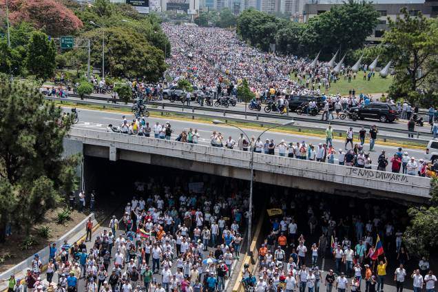 Milhares de manifestantes saem às ruas durante a 'mãe de todas as marchas' contra o presidente da Venezuela, Nicolás Maduro, em Caracas - 19/04/2017 Milhares de manifestantes saem às ruas durante a 'mãe de todas as marchas' contra o presidente da Venezuela, Nicolás Maduro, em Caracas - 19/04/2017