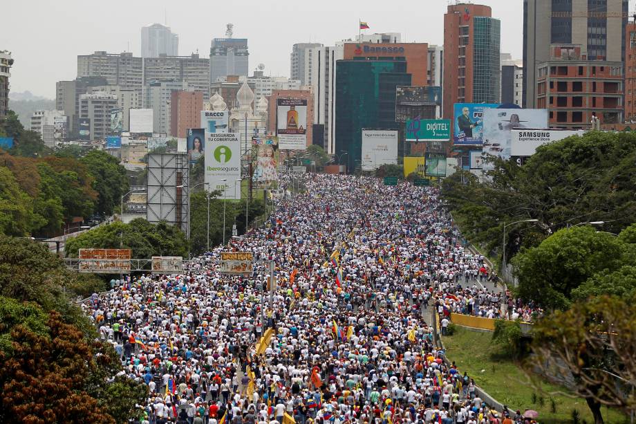 Milhares de manifestantes saem às ruas durante a 'mãe de todas as marchas' contra o presidente da Venezuela, Nicolás Maduro, em Caracas - 19/04/2017