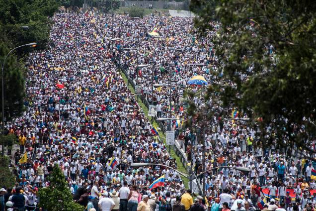 Manifestantes de oposição marcham contra o governo do presidente venezuelano, Nicolas Maduro, em Caracas - 19/04/2017 Manifestantes de oposição marcham contra o governo do presidente venezuelano, Nicolas Maduro, em Caracas - 19/04/2017