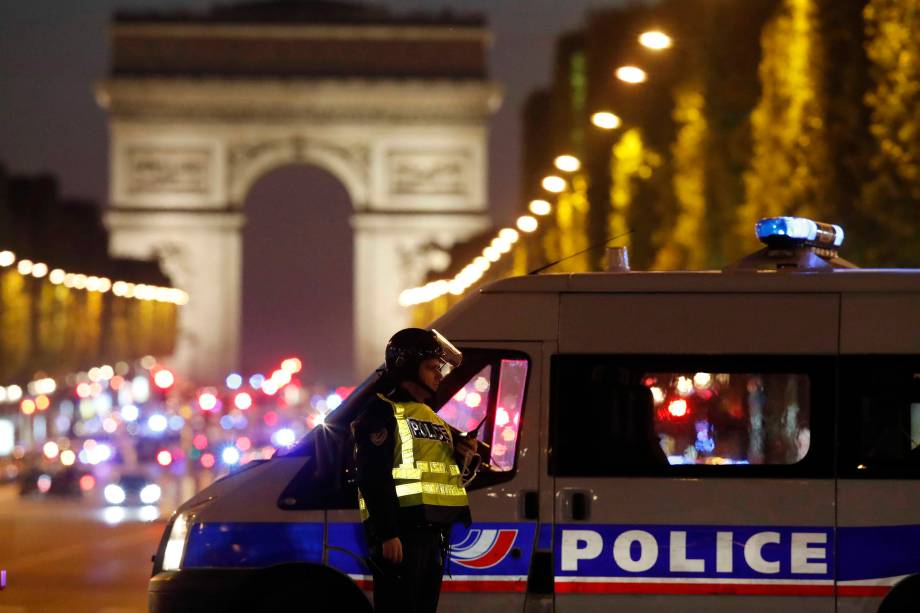 Polícia realiza operação de segurança na Avenida Champs Élysee depois de um policial ser morto e outro ferido por um atirador em Paris, na França - 20/04/2017