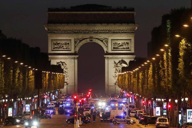 Polícia realiza operação de segurança na Avenida Champs Élysee depois de um policial ser morto e outro ferido por um atirador em Paris, na França - 20/04/2017 Polícia realiza operação de segurança na Avenida Champs Élysee depois de um policial ser morto e outro ferido por um atirador em Paris, na França - 20/04/2017