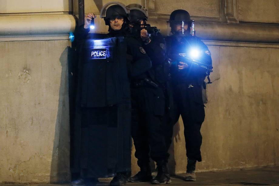 Policiais bloqueiam o acesso de uma rua perto da Champs Élysees após um
policial ser morto e outro ferido em um tiroteio na principal avenida de Paris - 20/04/2017