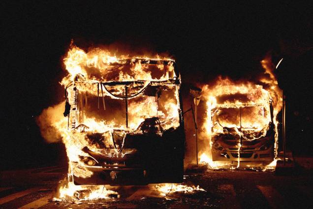 Ônibus são queimados durante os protestos no Rio de Janeiro contra as reformas da previdência e trabalhista do governo Michel Temer - 28/04/2017 Ônibus são queimados durante os protestos no Rio de Janeiro contra as reformas da previdência e trabalhista do governo Michel Temer - 28/04/2017
