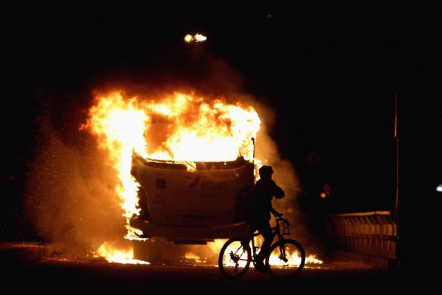 Ônibus são queimados durante os protestos no Rio de Janeiro contra as reformas da previdência e trabalhista do governo Michel Temer - 28/04/2017 Ônibus são queimados durante os protestos no Rio de Janeiro contra as reformas da previdência e trabalhista do governo Michel Temer - 28/04/2017