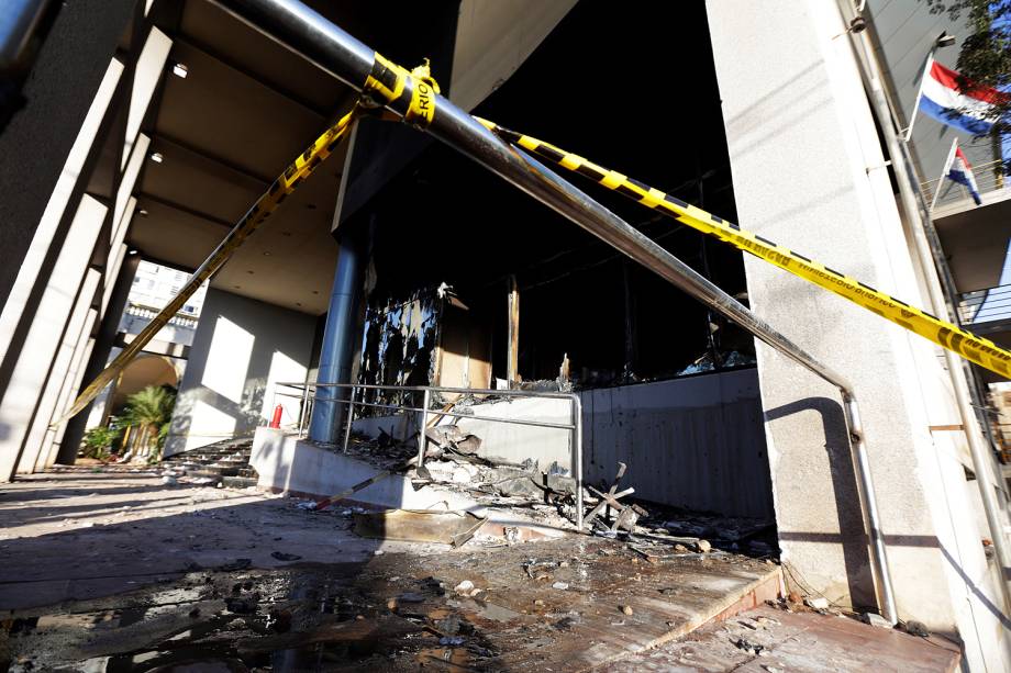 Prédio do Congresso incendiados por manifestantes protestando contra a aprovação de uma emenda constitucional para reeleição presidencial, em Assunção - 01/04/2017