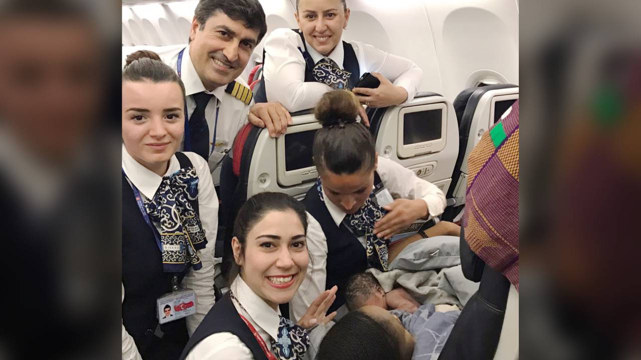 Comissários de bordo realizam parto em pleno voo