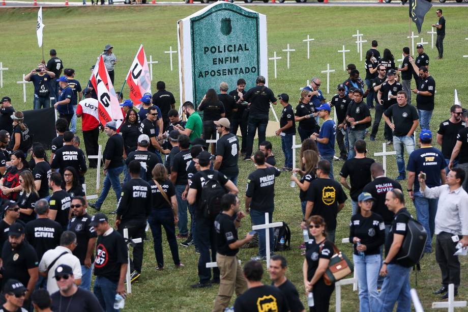 Policiais protestam contra a PEC da reforma da Previdência em frente ao Congresso Nacional - 18/04/2017