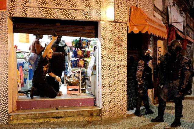 Comerciantes fecham as portas durante protestos no Rio de Janeiro contra as reformas da previdência e trabalhista do governo Michel Temer - 28/04/2017 Comerciantes fecham as portas durante protestos no Rio de Janeiro contra as reformas da previdência e trabalhista do governo Michel Temer - 28/04/2017