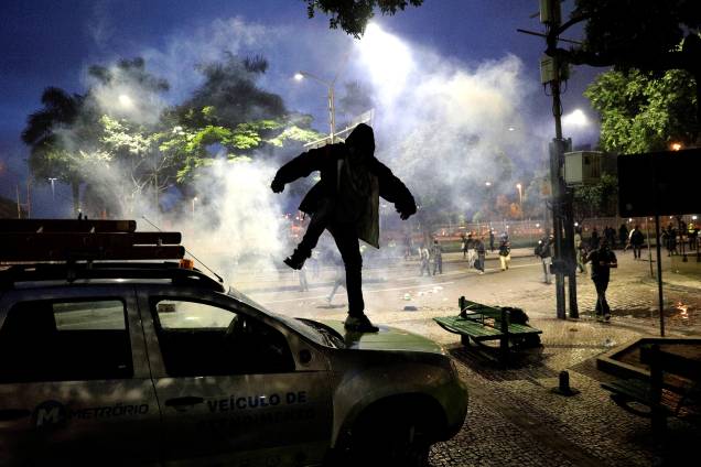 Manifestante vandaliza um carro durante protestos no Rio de Janeiro contra as reformas da previdência e trabalhista do governo Michel Temer - 28/04/2017 Manifestante vandaliza um carro durante protestos no Rio de Janeiro contra as reformas da previdência e trabalhista do governo Michel Temer - 28/04/2017