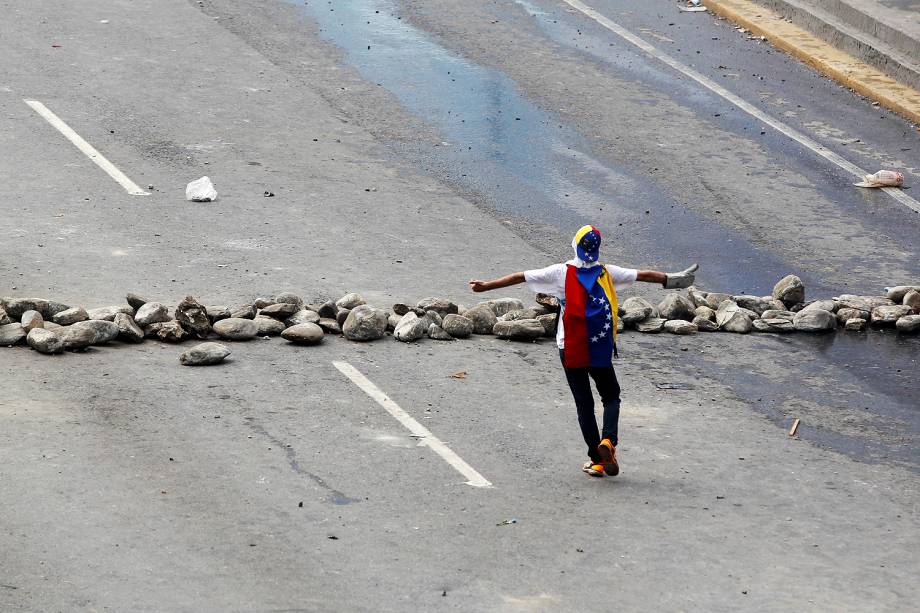 Polícia usa canhões de água durante confronto com manifestantes no protesto contra o governo de Nicolás Maduro em Caracas, Venezuela - 06/04/2017