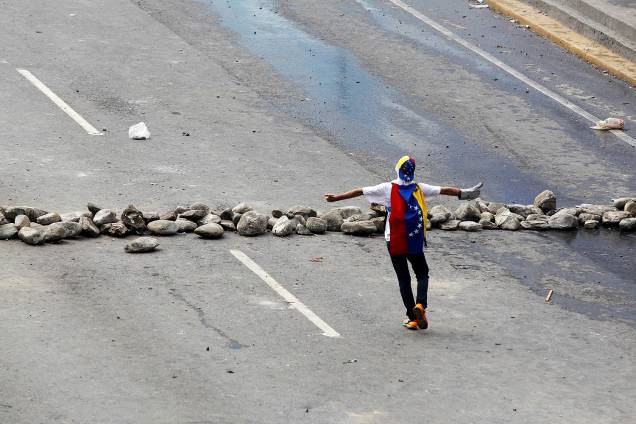 Polícia usa canhões de água durante confronto com manifestantes no protesto contra o governo de Nicolás Maduro em Caracas, Venezuela - 06/04/2017 Polícia usa canhões de água durante confronto com manifestantes no protesto contra o governo de Nicolás Maduro em Caracas, Venezuela - 06/04/2017