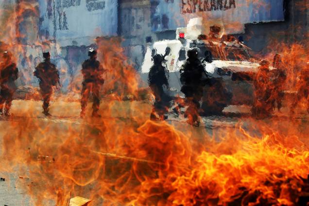 Guarda nacional venezuelana é fotografada atrás de um bloqueio em chamas durante os confrontos com os manifestantes da oposição durante um protesto em Caracas, Venezuela - 06/04/2017 Guarda nacional venezuelana é fotografada atrás de um bloqueio em chamas durante os confrontos com os manifestantes da oposição durante um protesto em Caracas, Venezuela - 06/04/2017