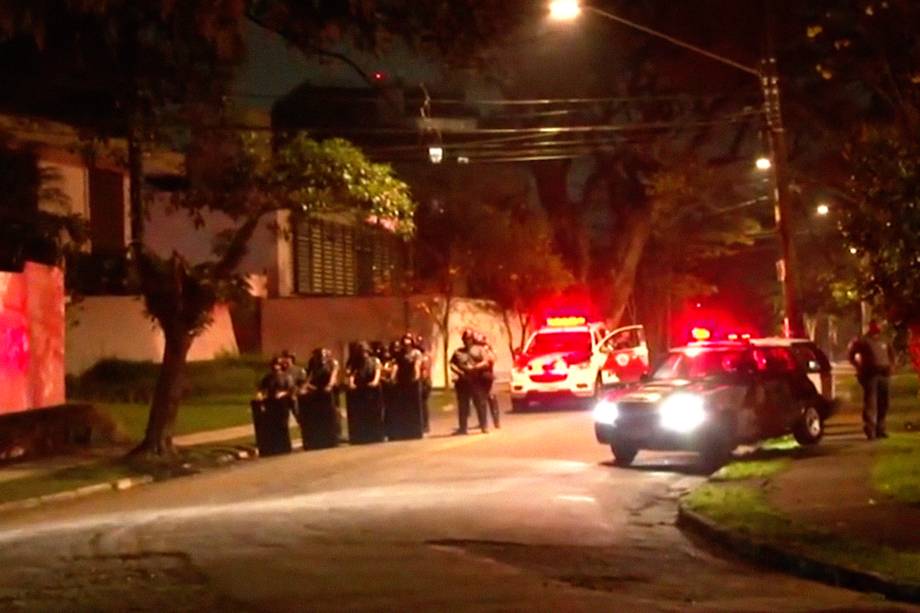 Polícia faz a guarda da casa do presidente Michel Temer em São Paulo onde manifestantes tentaram acesso, gerando confronto com gás lacrimogêneo e balas de borracha - 28/04/2017