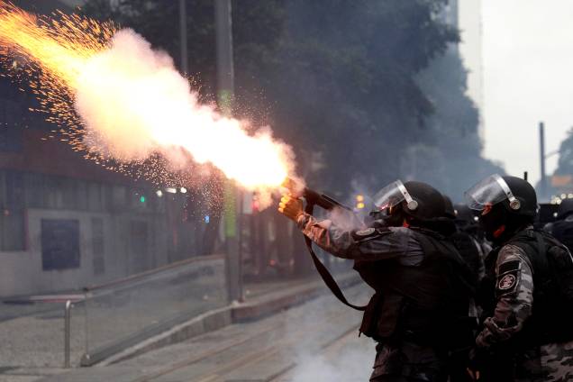 Tropa de Choque atira gás lacrimogêneo em manifestantes durante protesto no Rio de Janeiro contra as reformas trabalhistas e da previdência do governo Michel Temer - 28/04/2017 Tropa de Choque atira gás lacrimogêneo em manifestantes durante protesto no Rio de Janeiro contra as reformas trabalhistas e da previdência do governo Michel Temer - 28/04/2017