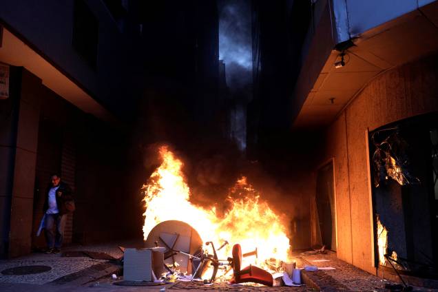 Manifestantes põem fogo em móveis durante protesto no Rio de Janeiro contra as reformas trabalhistas e da previdência do governo Michel Temer - 28/04/2017 Manifestantes põem fogo em móveis durante protesto no Rio de Janeiro contra as reformas trabalhistas e da previdência do governo Michel Temer - 28/04/2017