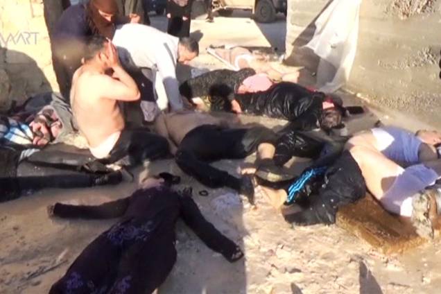 Ao menos 58 pessoas foram mortas e dezenas ficaram feridas em um suposto ataque químico, na cidade de Khan Sheikhoun, na Síria - 04/04/2017 Ao menos 58 pessoas foram mortas e dezenas ficaram feridas em um suposto ataque químico, na cidade de Khan Sheikhoun, na Síria - 04/04/2017