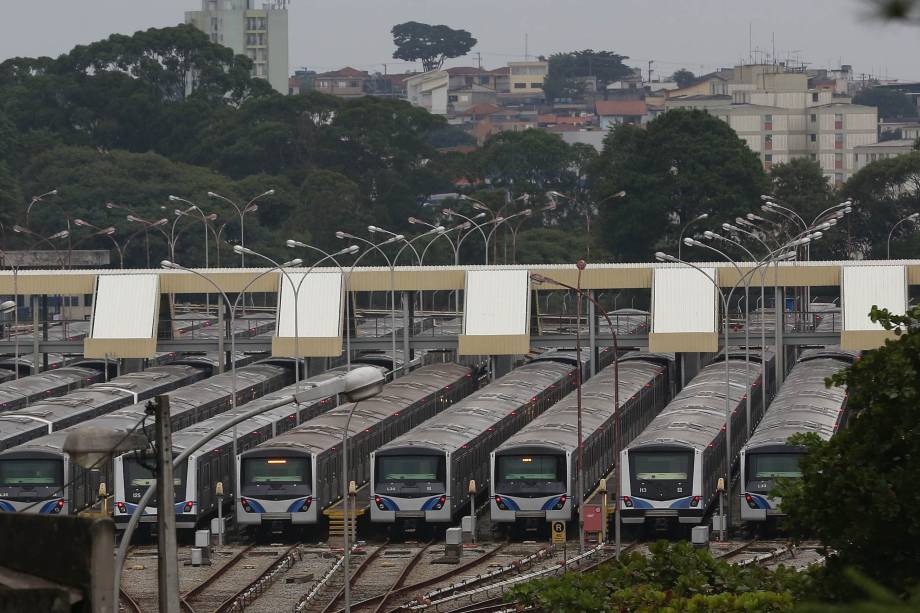 Trens do metrô ficam no pátio na estação terminal Jabaquara, zona sul de São Paulo - 28/04/2017