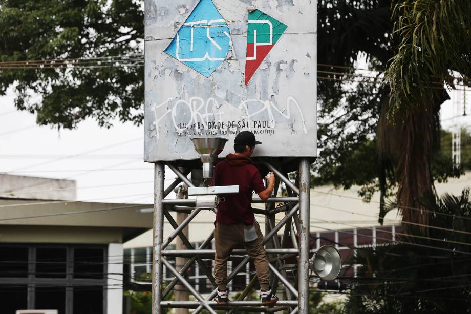 Estudantes fazem ato na Cidade Universitária (USP) durante dia de manifestações contrárias às reformas propostas pelo governo Michel Temer - 28/04/2017