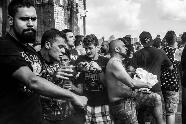 Fãs durante a segunda edição do Maximus Festival São Paulo, no autódromo de Interlagos, zona sul da cidade e reúne as principais bandas nacionais e internacionais do cenário do rock mundial. Esta edição traz como atração principal a banda americana Linkin Park - 13/05/2017 Fãs durante a segunda edição do Maximus Festival São Paulo, no autódromo de Interlagos, zona sul da cidade e reúne as principais bandas nacionais e internacionais do cenário do rock mundial. Esta edição traz como atração principal a banda americana Linkin Park - 13/05/2017