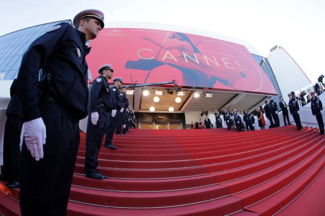 Policiais monitoram entrada e tapete vermelho da 70ª edição do Festival de Cannes de cinema, na França - 17/05/2017 Policiais monitoram entrada e tapete vermelho da 70ª edição do Festival de Cannes de cinema, na França - 17/05/2017