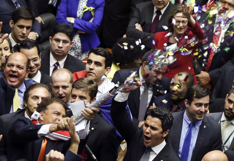 Com festival sertanejo e protestos, deputados ficam em Brasília