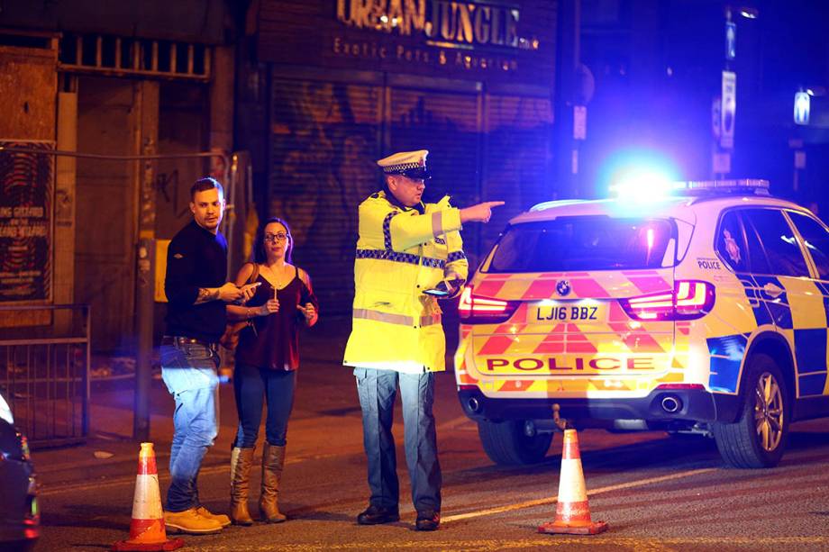 Polícia isola rua próxima à Manchester Arena, na Inglaterra