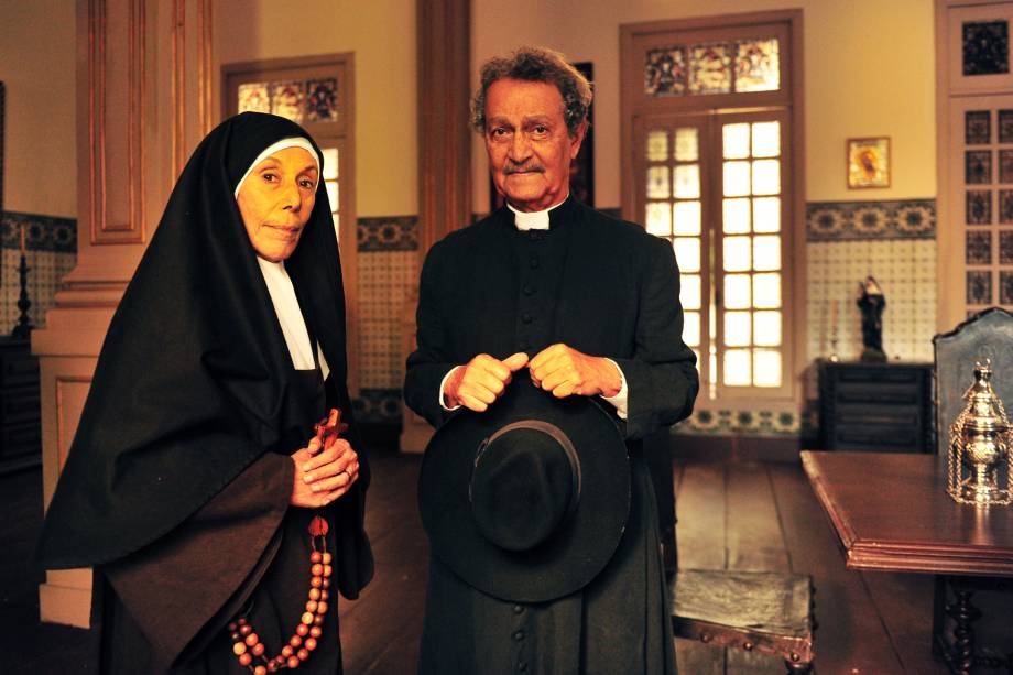 Altino (Nelson Xavier)  e a Madre (Maria Helena Pader) no seriado 'Gabriela' da TV Globo em 2012