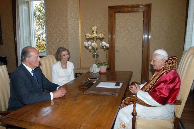 O rei da Espanha, Juan Carlos, e a rainha Sofia, durante audiência com o Papa Bento XVI, no Vaticano - 05/09/2005 O rei da Espanha, Juan Carlos, e a rainha Sofia, durante audiência com o Papa Bento XVI, no Vaticano - 05/09/2005