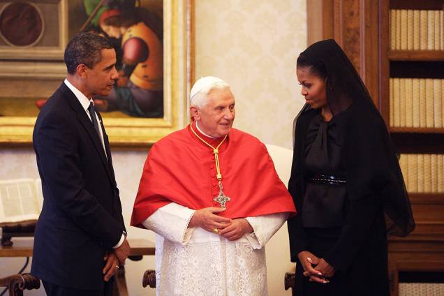 O presidente dos EUA, Barack Obama, e a primeira-dama, Michelle Obama, durante encontro com o Papa Bento XVI, no Vaticano - 10/07/2009 O presidente dos EUA, Barack Obama, e a primeira-dama, Michelle Obama, durante encontro com o Papa Bento XVI, no Vaticano - 10/07/2009