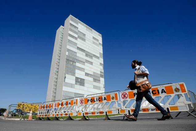 Em virtude de possíveis manifestações contrárias às reformas do governo e à delação da JBS, o Congresso Nacional é cercado em Brasília - 18/05/2017 Em virtude de possíveis manifestações contrárias às reformas do governo e à delação da JBS, o Congresso Nacional é cercado em Brasília - 18/05/2017