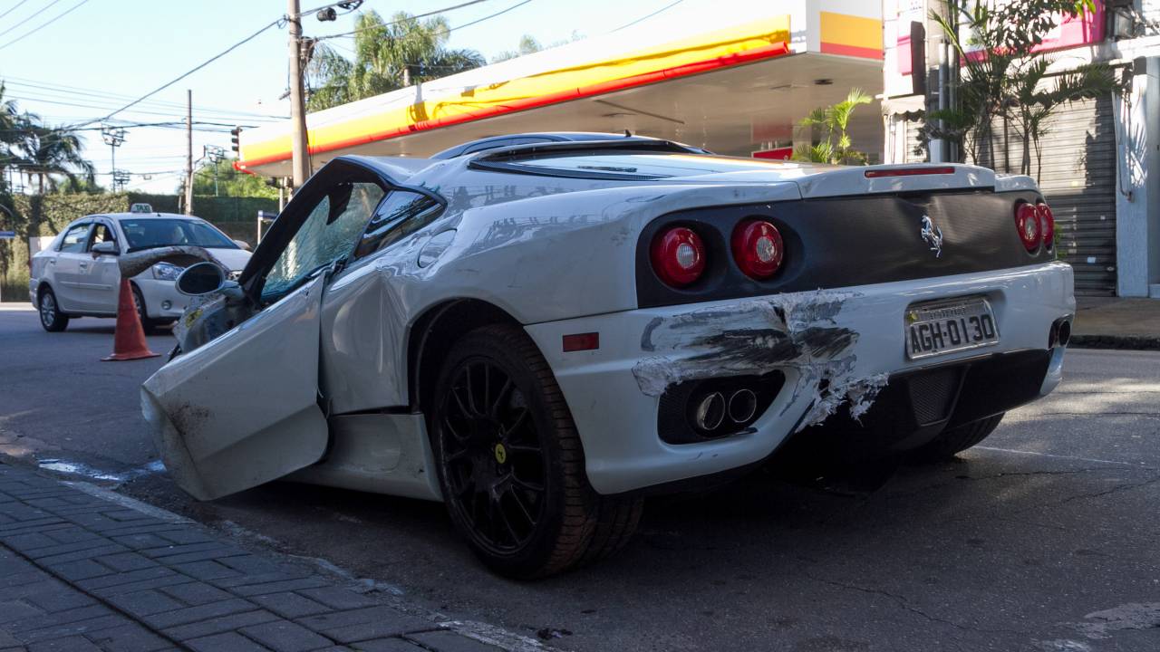 Ferrari Capota na 23 de Maio em São Paulo