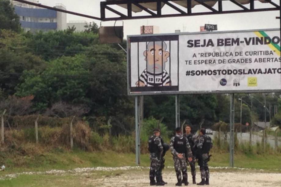 Outdoor com caricatura do ex-presidente Lula é protegido por policiais em Curitiba (PR) - 10/05/2017